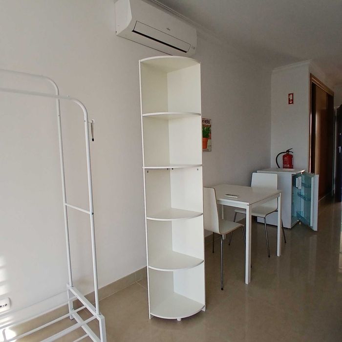 Estante de canto com 5 prateleiras, branca.