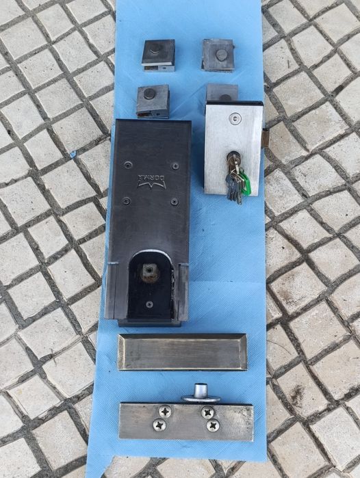 Fechadura, acessórios para montras e portas