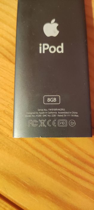 iPod 8GB and Logitech speaker