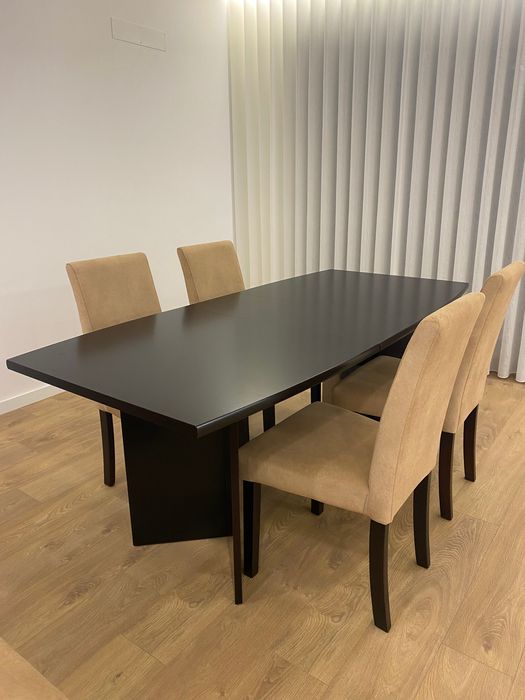 Mesa de jantar e cadeiras