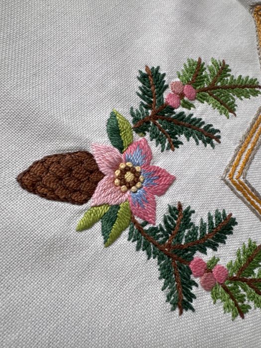 Obrus ręcznie haftowany szyszki do kolekcji