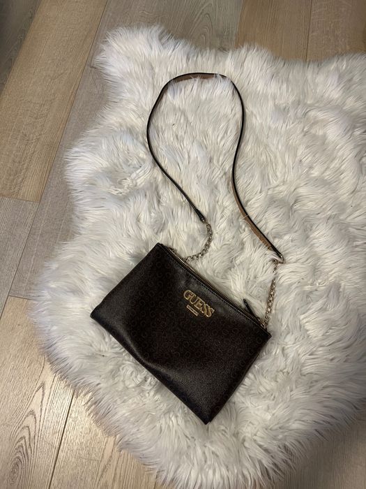 Torebka GUESS monogram na długim łańcuszku