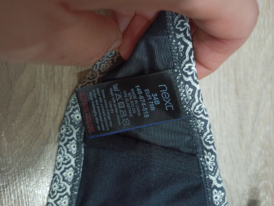 Biustonosz, góra od stroju kąpielowego.  Marki Next. 34 B, Eur 75 B.