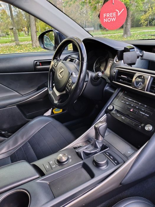 Автомобіль Lexus IS 300h Hybrid 2018