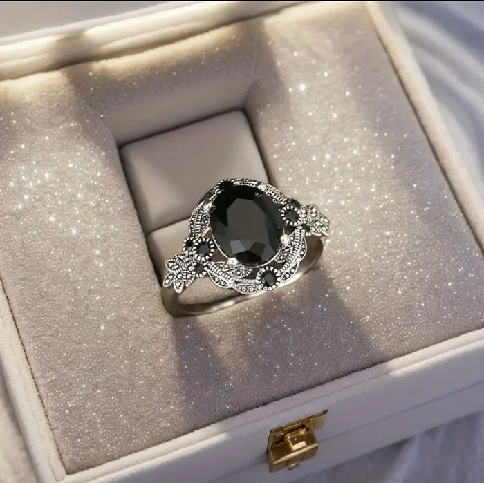 Piękny srebrny pierścionek z czarnym oczkiem