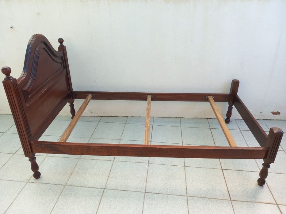 Cama antiga de madeira maciça