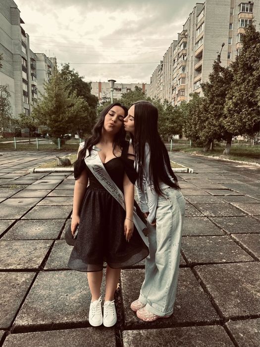плаття чорне блискуче