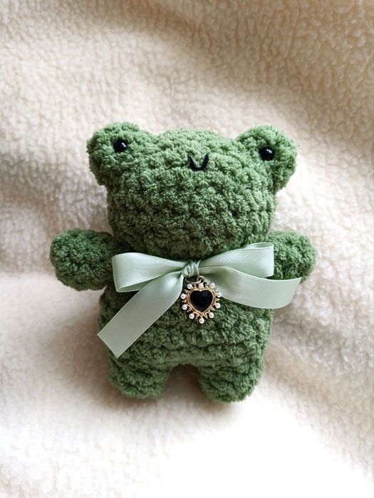 Жабка іграшка амігурумі готична ручна робота пухнаста м'яка жаба фрог