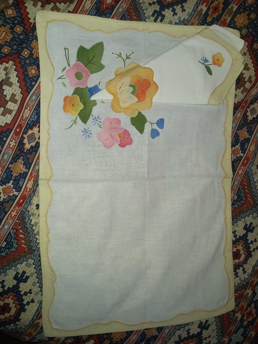 Individuais com guardanapos de tecido, bordados - Local