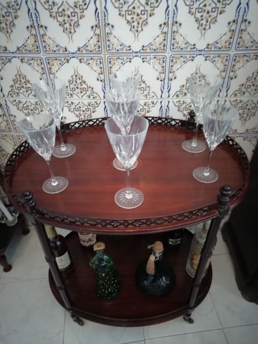 Bar Antigo C Rodas e Mesa de Apoio
