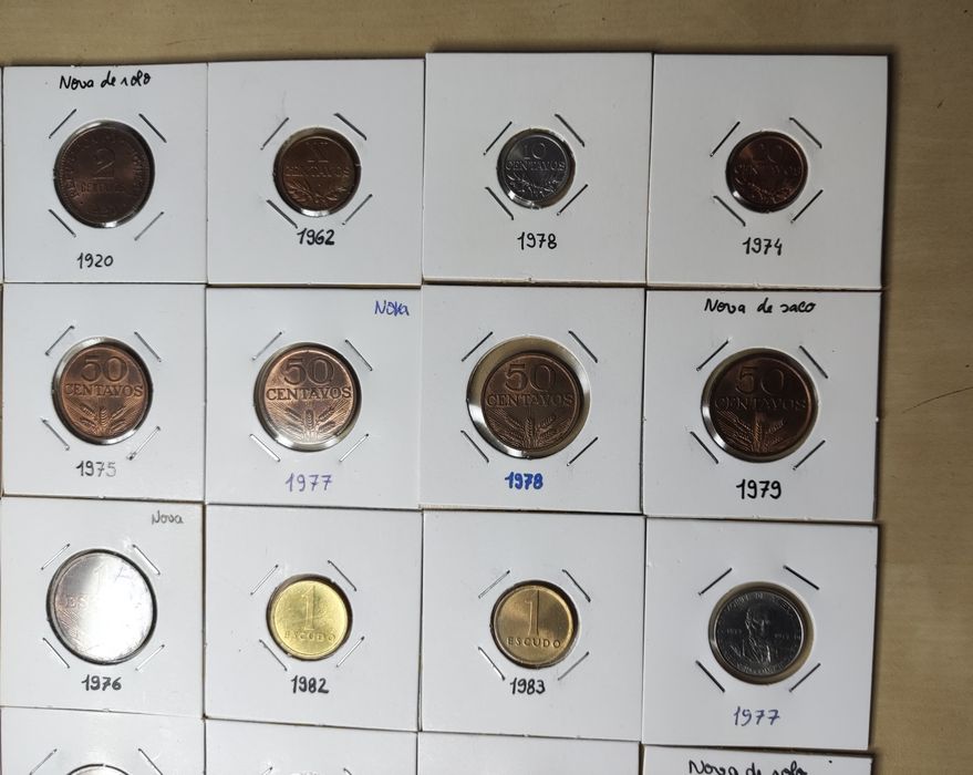 24 moedas novas da República + 4 moedas da monarquia