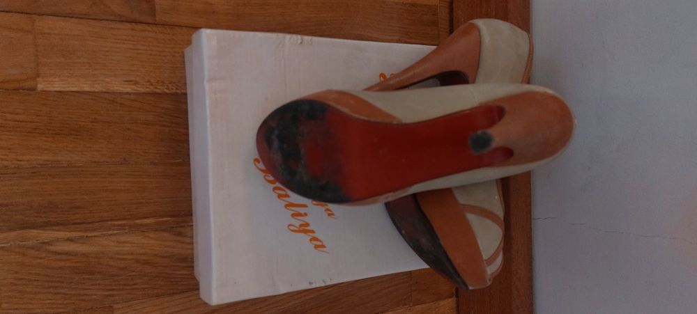 Sapatos em pele genuina tamanho 37