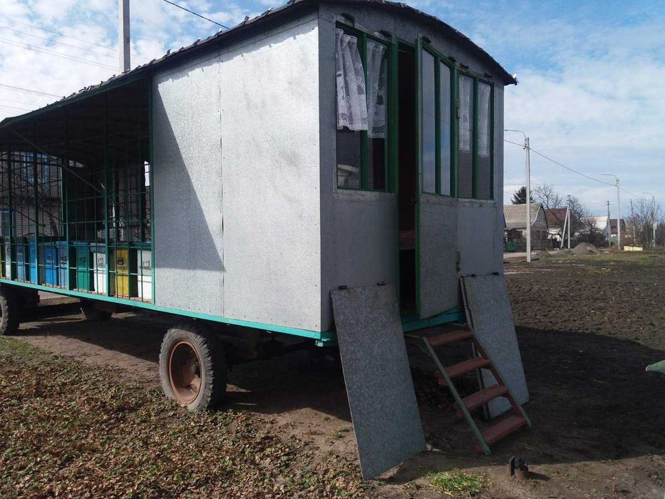 Платформа для бджіл з кімнатою.