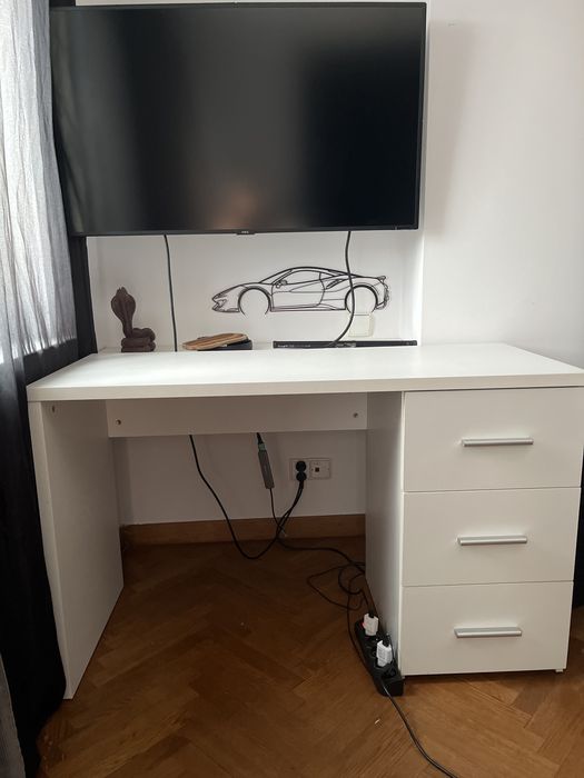 Biale biurko z szufladami