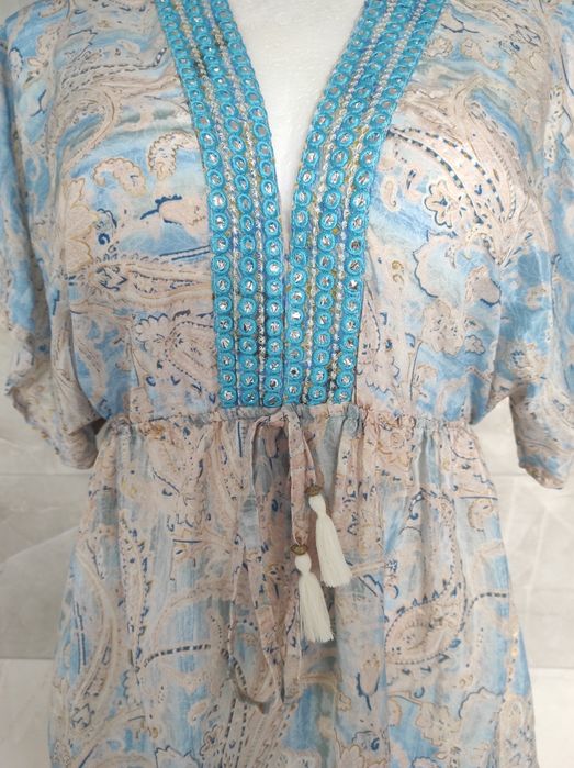 Śliczna sukienka pastelowo niebieska w stylu boho .