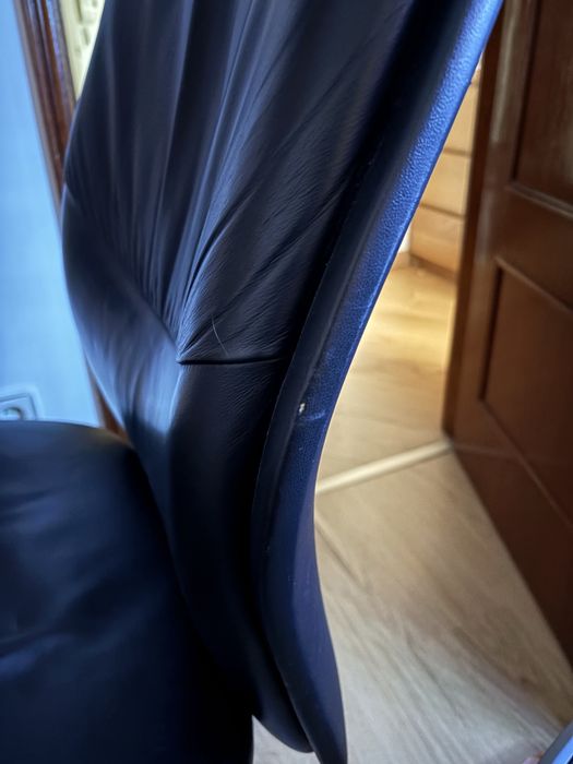 Cadeira de escritorio em pele.