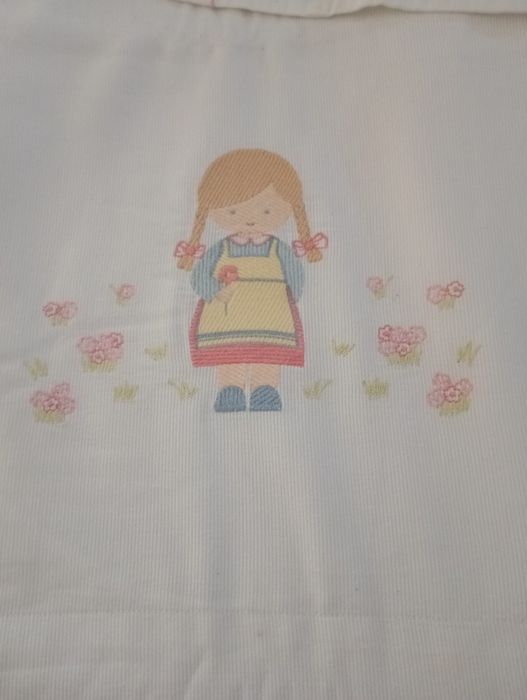 Proteção resguardo de berço, bordado com boneca, em bom estado