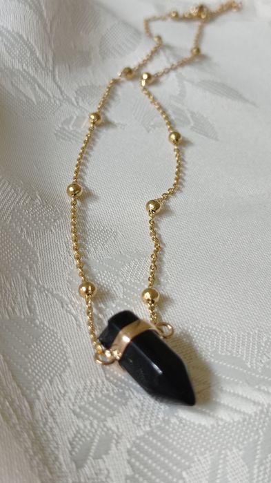 Krótki naszyjnik z czarnym kamieniem w okuciu