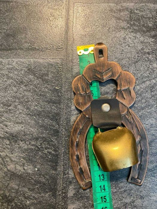 Декоративный настенный колокольчик в металлическом креплении.