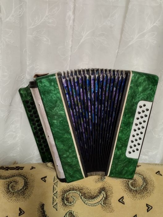 Продам гармонь гармошку  трох голосу то