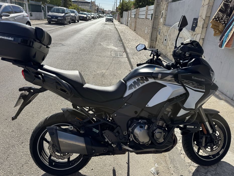 Vendo Kawasaki preta e branca , mota com revisoes srmpre feitas na M.