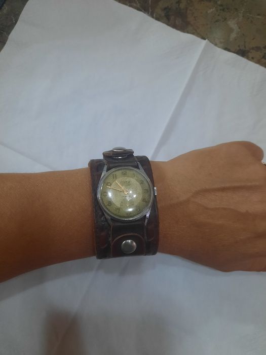 Relógio antigo com bracelete em pele