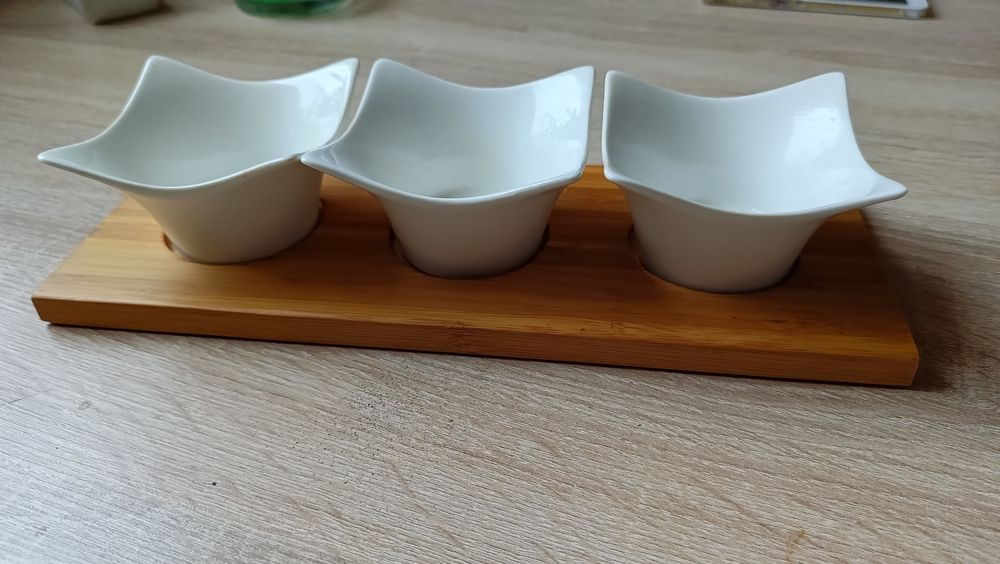 Deska z pojemnikami na przystawki