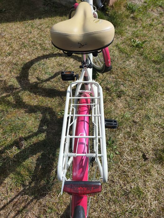 Rower damski z koszykiem.