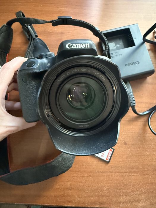 Камера Canon EOS 800D