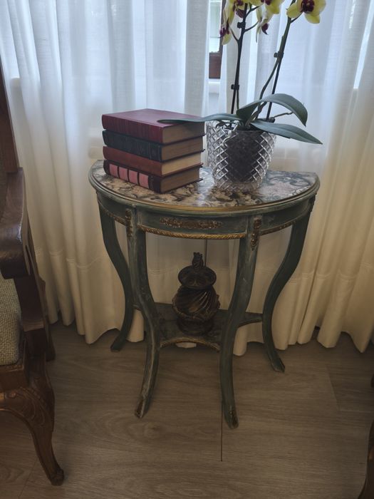 mesa de apoio em forma de meia-lua com tampo decorado com decopage e pernas curvas pintada á mão I.
