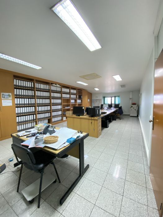 Armazem/Escritórios para arrendamento