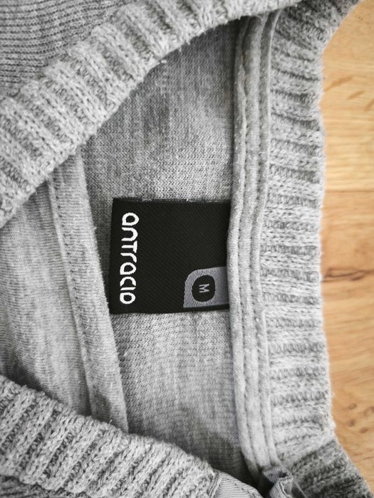 Szary sweter młodzieżowy / męski Antracid rozm. M