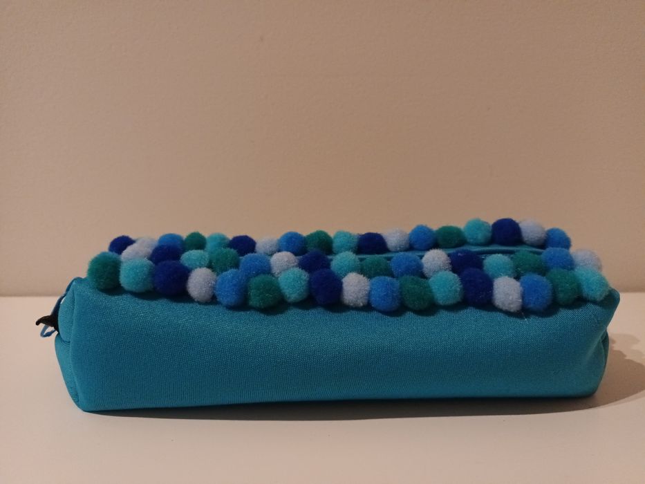 Estojo decorado com pompons
