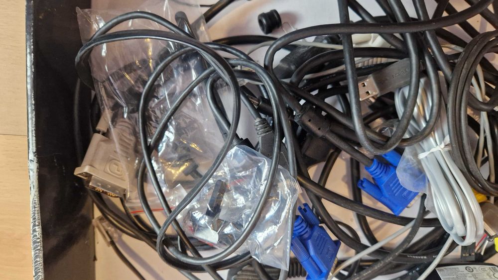 Zestaw kabli i akcesoriów komputerowych / AV – VGA, USB, RCA, DVI, zasilacz