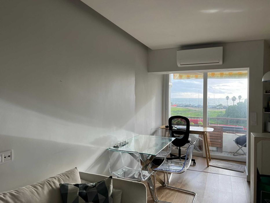 Arrendamento de apartamento com varanda e AC na Praia de Carcavelos