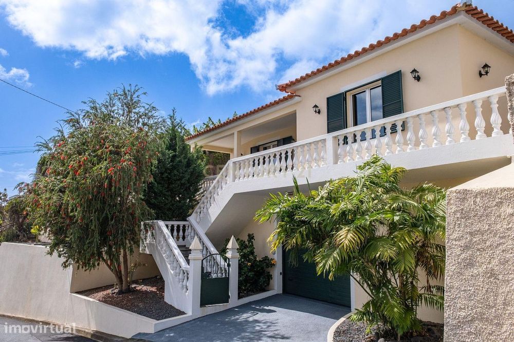 Moradia Renovada T3+2  com Vista Mar na Ponta do Sol