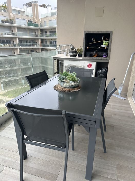 Mesa de jardim  com cadeiras