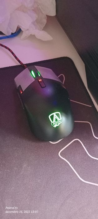 Teclado, rato e monitor