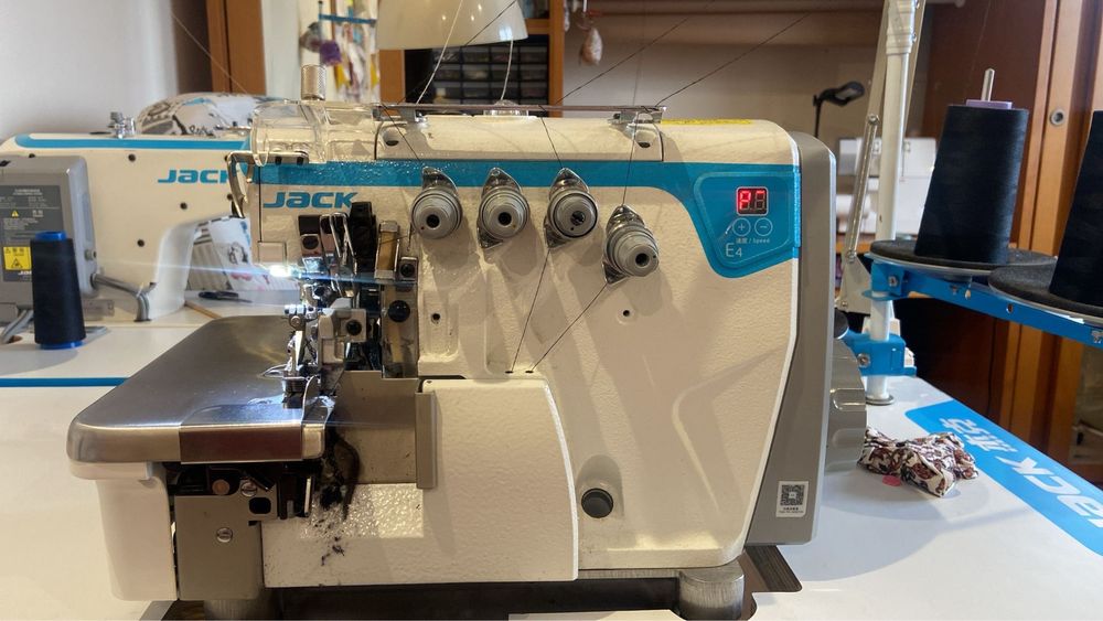 Máquina overlock Jack E4 com pouco uso