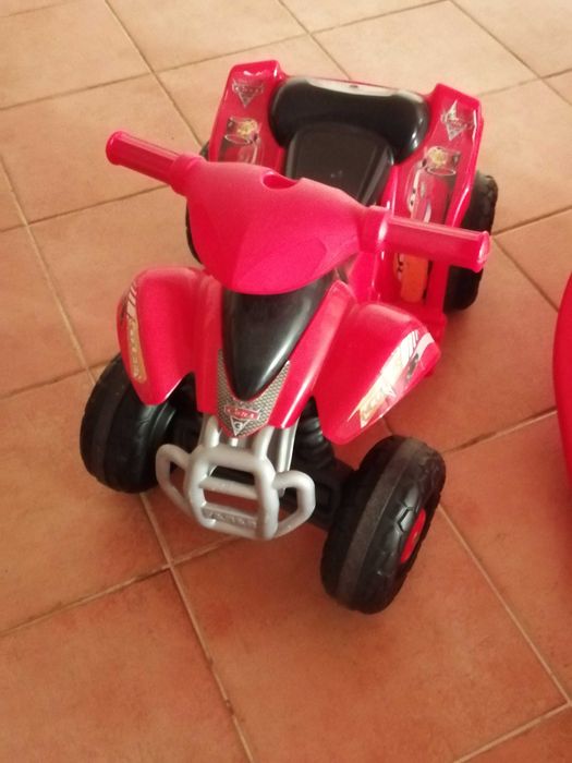 Carro elétrico com oferta de baloiço