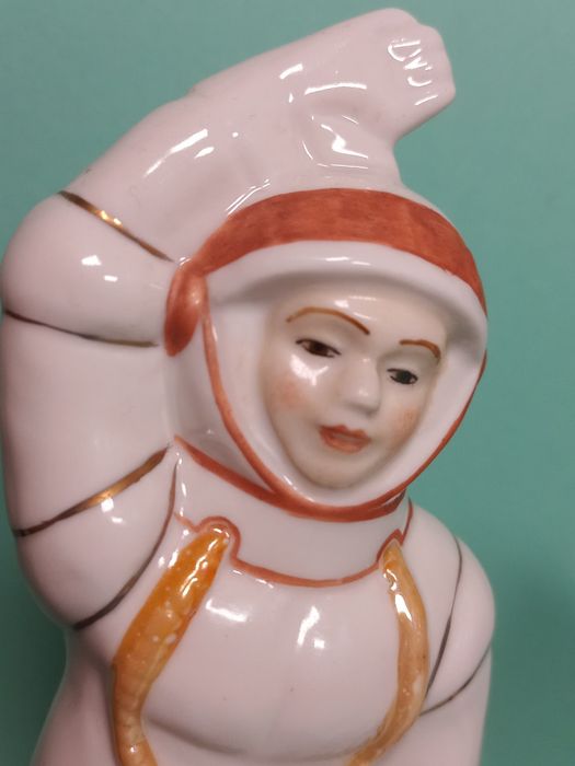 Статуэтка фарфоровая.