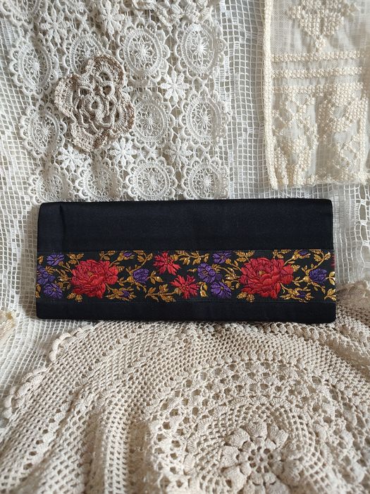Kopertówka vintage czarna z kwiatową taśmą