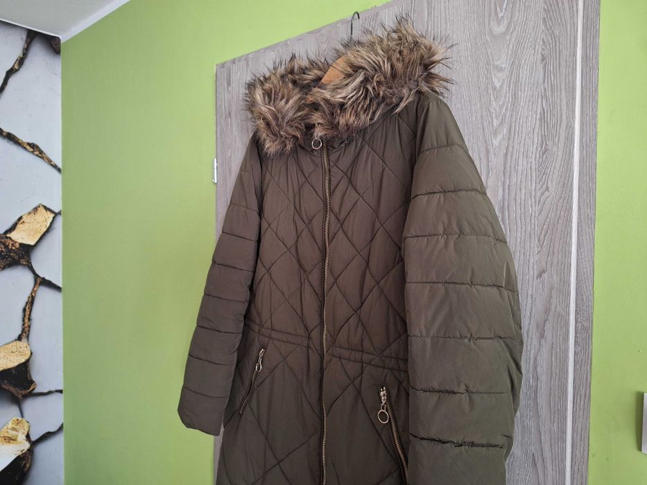Reserved długa, ciepła pikowana kurtka  typu parka z kapturem.