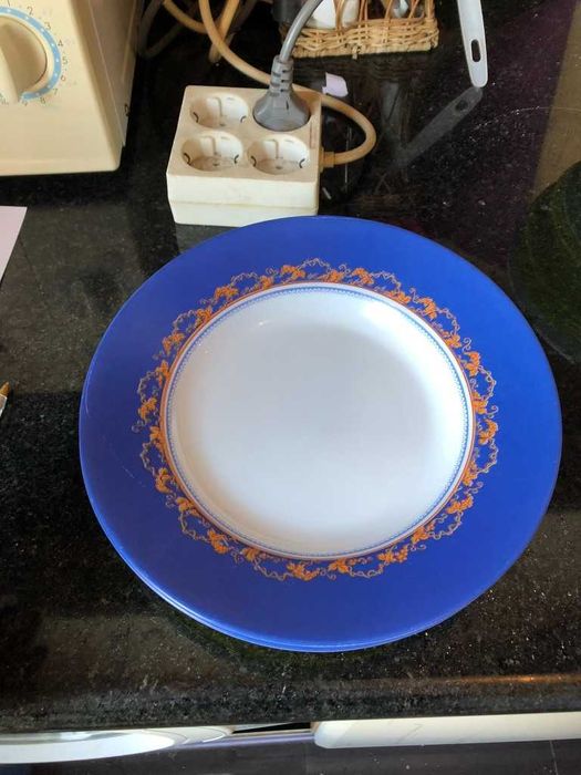 prato raso azul e branco com flores redondo