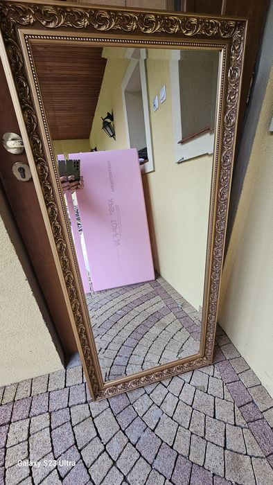 Lustro w złotej ramie