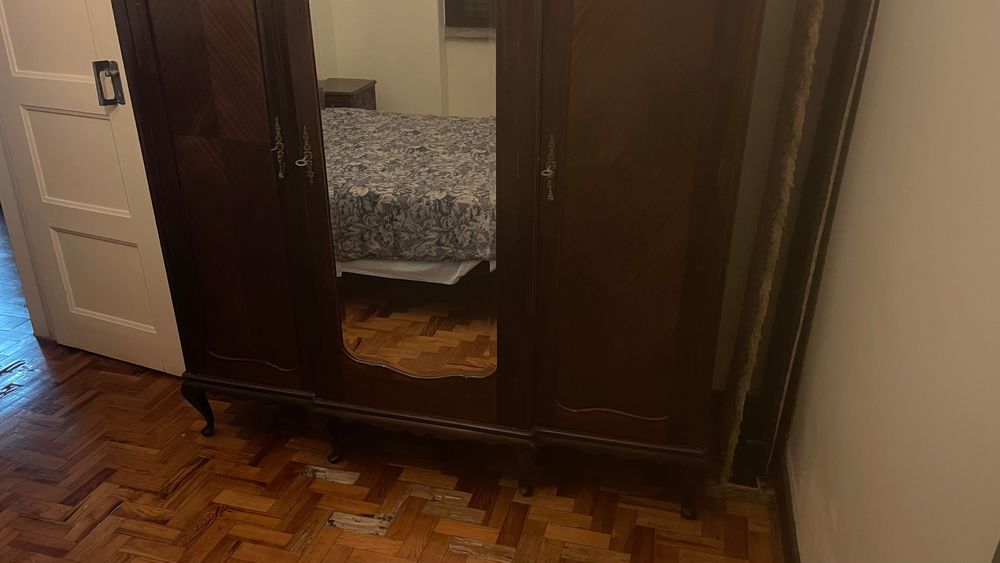 Armário antigo de três portas, em madeira, com espelho