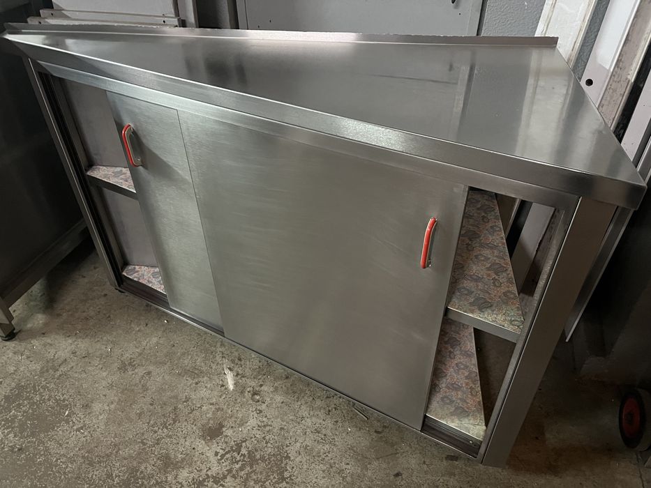 Escaparate em inox com portas