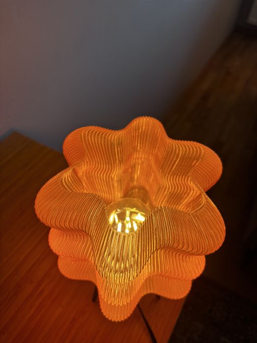 Nowoczesna pomarańczowa lampka stołowa w stylu IKEA