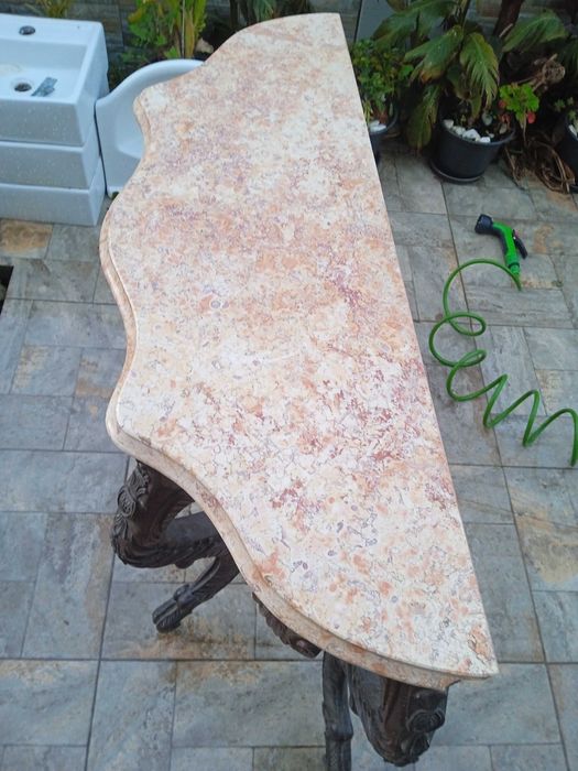 Aparador antigo com pedra