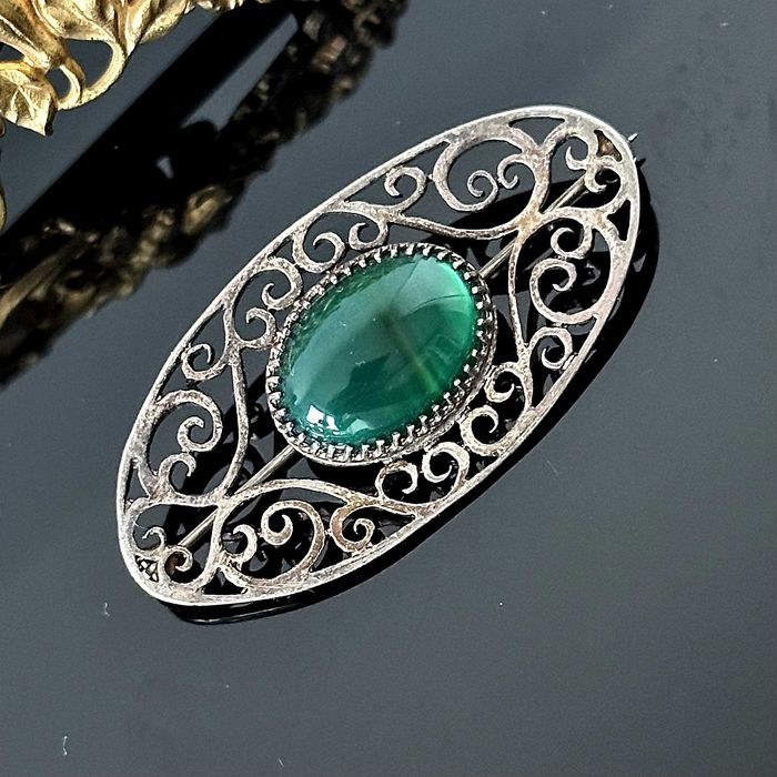 Srebrna broszka z naturalnym Szmaragdem z ok. 1950r próba 835